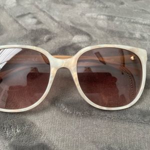 Tory Burch Sunglasses with wood grain. No scratches
